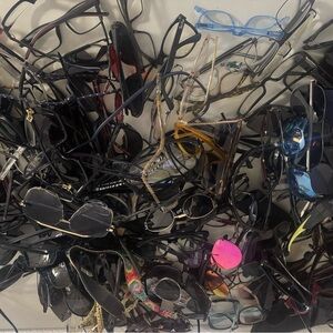 20pc lot of Men and women sunglasses